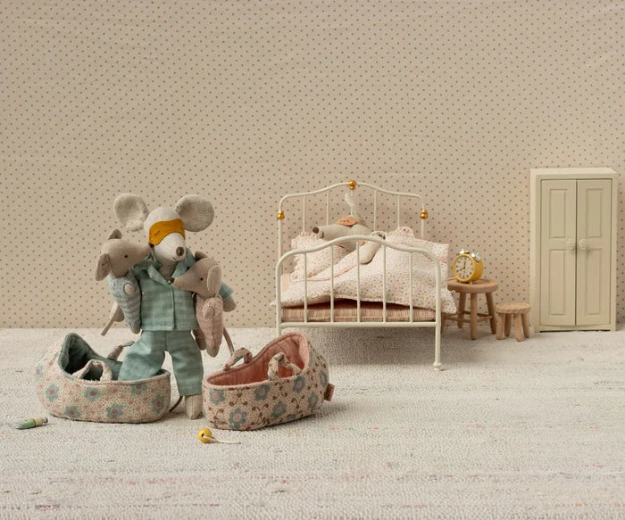 Baby Mouse in Carry Cot (Rose)