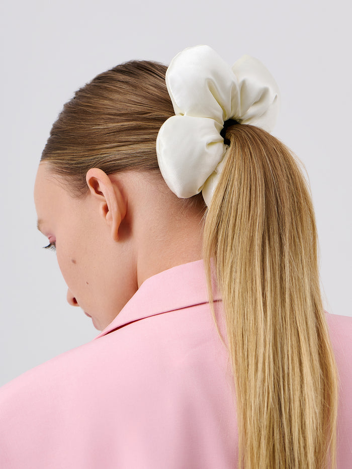 SCOOPS Beauty Flower Scrunchie 2-Pack, Black & Beige Flowers